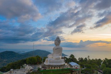 havadan görünümü günbatımında Phuket büyük Buda bakış açısı. Phuket Big Buddha Phuket Adası ada en önemli ve saygın yerlerinden biridir