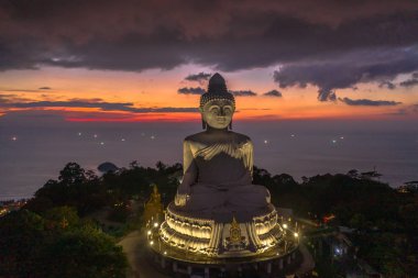 havadan görünümü alacakaranlık Phuket big Buddha. Phuket Big Buddha Phuket Adası ada en önemli ve saygın yerlerinden biridir