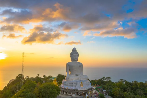 havadan görünümü günbatımında Phuket büyük Buda bakış açısı. Phuket Big Buddha Phuket Adası ada en önemli ve saygın yerlerinden biridir
