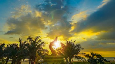 günbatımı Naka yılan heykel Karon beach Naka Tanrı Karon beach Phuket ortasında yılan heykelinin, yukarıda