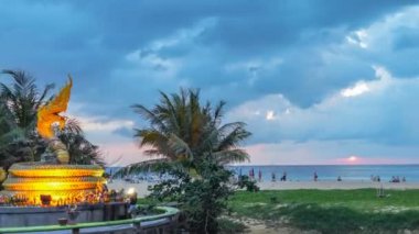 günbatımı Naka yılan heykel Karon beach Naka Tanrı Karon beach Phuket ortasında yılan heykelinin, yukarıda