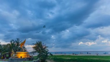 günbatımı Naka yılan heykel Karon beach Naka Tanrı Karon beach Phuket ortasında yılan heykelinin, yukarıda