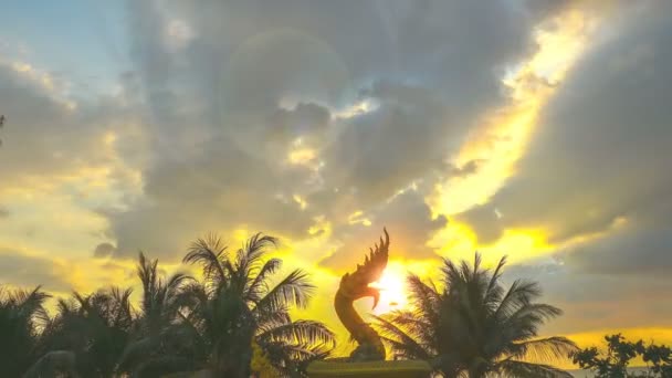 那珂蛇カロン ビーチ那珂神カロン ビーチ プーケットの真ん中の蛇の像の彫刻の上夕日 — ストック動画