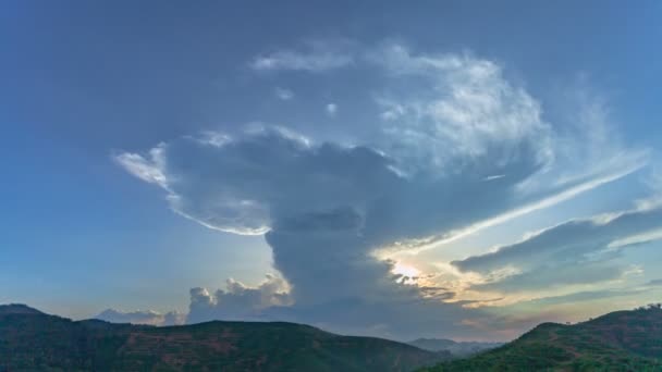 时间推移美丽的云正在改变在日出的高山上的形状 — 图库视频影像