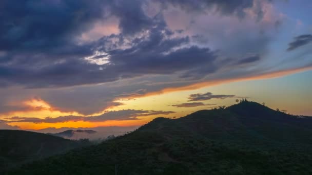 Fotografia Aérea Luz Através Nuvem Acima Montanha Pôr Sol — Vídeo de Stock