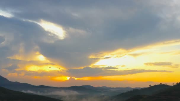 Αεροφωτογραφίες Όμορφη Σύννεφο Ηλιοβασίλεμα Πάνω Από Ψηλό Βουνό — Αρχείο Βίντεο