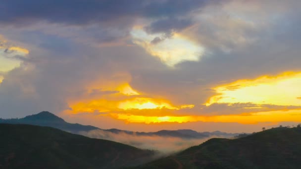 Повітряна Фотографія Світла Через Хмару Над Горою Заході Сонця — стокове відео