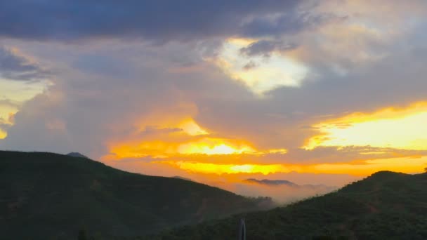 Luftaufnahmen Schöne Wolke Bei Sonnenuntergang Über Dem Hohen Berg — Stockvideo