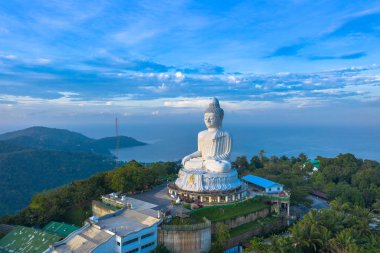 areial Fotoğrafçılık Phuket big Buddha mavi gökyüzünde.