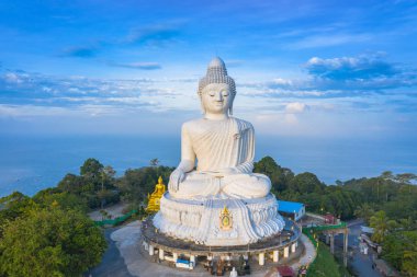 areial Fotoğrafçılık Phuket big Buddha mavi gökyüzünde.
