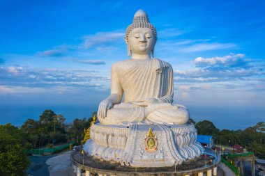areial Fotoğrafçılık Phuket big Buddha mavi gökyüzünde.