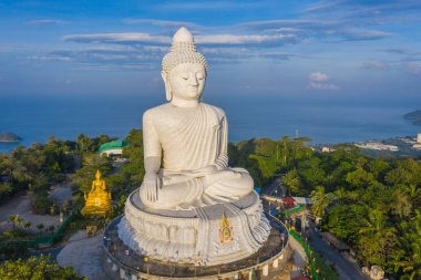 areial Fotoğrafçılık Phuket big Buddha mavi gökyüzünde.
