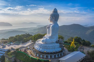 areial Fotoğrafçılık Phuket big Buddha mavi gökyüzünde.