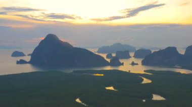 Samet Nangshe bakış açısı Phang Nga Tayland hava fotoğrafçılığı doğarken. bir sürü adalar Denizi tepeden görülebilir. gündoğumu sırasında izlemek için çok sayıda turistin gelip