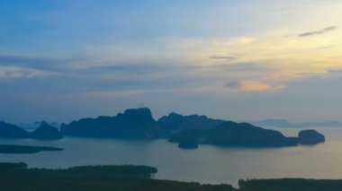 Samet Nangshe bakış açısı Phang Nga Tayland hava fotoğrafçılığı doğarken. bir sürü adalar Denizi tepeden görülebilir. gündoğumu sırasında izlemek için çok sayıda turistin gelip