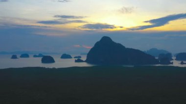 Samet Nangshe bakış açısı Phang Nga Tayland hava fotoğrafçılığı doğarken. bir sürü adalar Denizi tepeden görülebilir. gündoğumu sırasında izlemek için çok sayıda turistin gelip