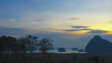 Samet Nangshe bakış açısı Phang Nga Tayland hava fotoğrafçılığı doğarken. bir sürü adalar Denizi tepeden görülebilir. gündoğumu sırasında izlemek için çok sayıda turistin gelip