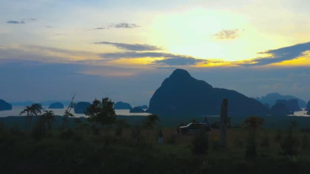 航空写真パンガー サメット Nangshe の視点から見た日の出 海の島の多くは 丘の上から見ることができます 多くの観光客が日の出の間を見て来る — ストック動画