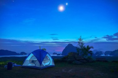 Andaman Denizi Adaları grubunda arkasında güneş 