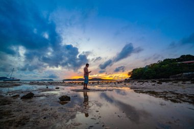 deniz bir adam selfie kayanın üzerine yukarıda gündoğumu 