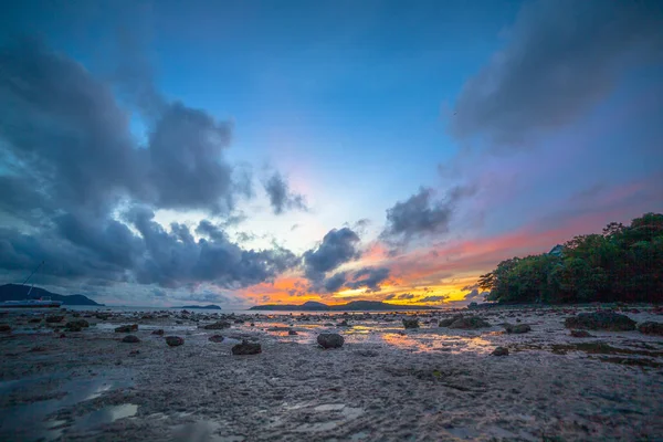 Vyhlídkové Krásné Sluníčko Nad Mořem Rawai Zálivu Rudá Obloha Změna — Stock fotografie