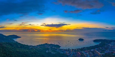 areial fotoğraf güzel yukarıda Kata beach Phuket günbatımı