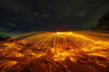 çelik yün yangın çalışma çelik yün yangın çalışma fotoğraf deneyler kayaya şafakta yanan rock.cool.