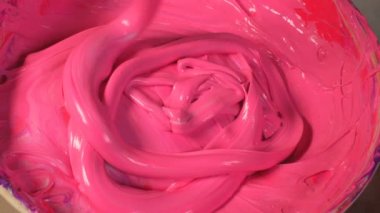 pembe renk ve temiz varil içinde mor renk renk tarafından koymak beyaz yeni bir hafif pembe renk karıştırma sonra karıştırın