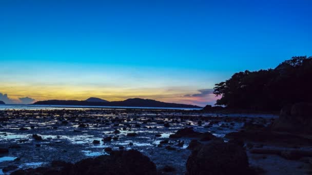 Проміжок Часу Гарний Схід Сонця Скелі Пляжі Rawai Острова Пхукет — стокове відео