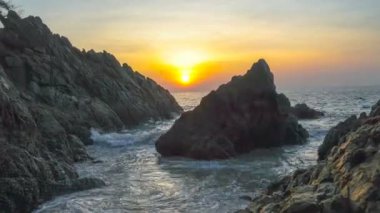 Meditasyon okyanusu ve gökyüzü arka planı. Muhteşem gün batımı ya da gündoğumu bulutlu arka plan. Zaman aşımı