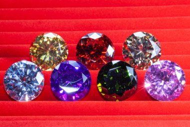 kırmızı flanel arka plan üzerinde renkli elmaslar