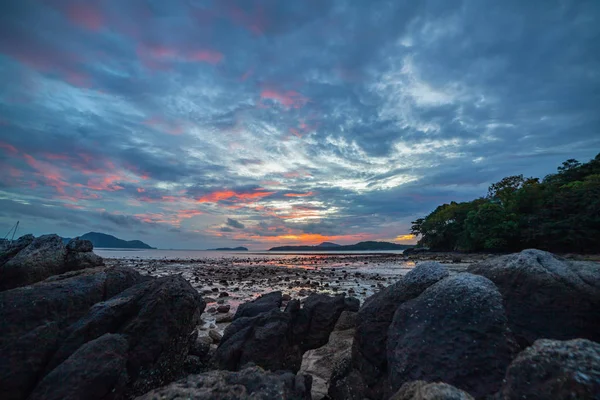 Landschaft Blauer Sonnenaufgang Auf Dem Felsen Strand Von Rawai Phuket — Stockfoto
