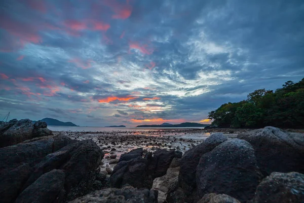 Декорації Синій Схід Сонця Скелі Пляжі Rawai Острова Пхукет — стокове фото