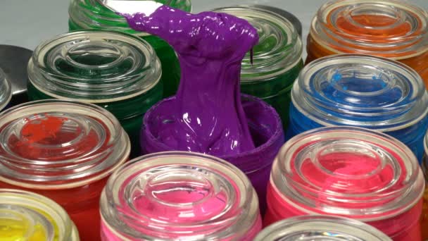 ガラス瓶プラスチゾル インクのプリント シャツに便利で紫の色インクをかき混ぜる — ストック動画