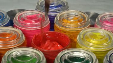 Kepçe kırmızı plastisol mürekkep üzerinde cam şişe