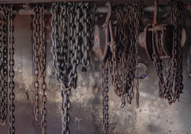 Tersanede ağır kaldırma kolları kullanılacak. Böylece hızlı ve isabetli olacak..