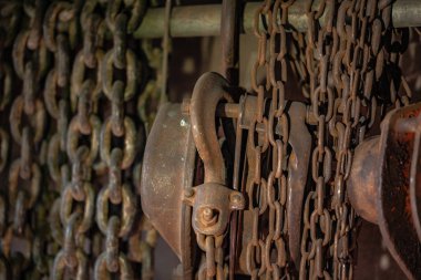 Tersanede ağır kaldırma kolları kullanılacak. Böylece hızlı ve isabetli olacak..