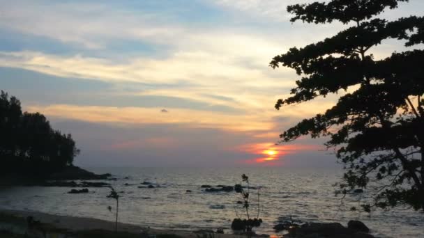Vacker Natur Solnedgång Klippan Vid Pilay Natai Beach Phang Nga — Stockvideo