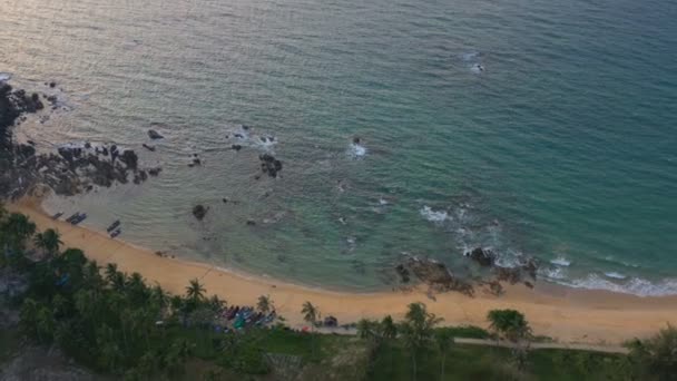 Fiskebåtar Parkering Stranden Vid Natai Beach Phang Nga Thailand — Stockvideo