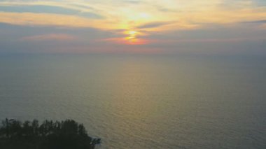 Pilay plaj Phang Nga yanında Dağı'nda Hindistan cevizi sahada sahne günbatımı