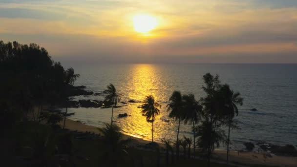 在皮莱海滩攀牙湾旁边的山上的椰子田上的风景日落 — 图库视频影像