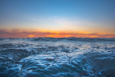 Karon Beach Phuket günbatımı üzerinde dalga kabarcık