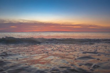Karon Beach Phuket günbatımı üzerinde dalga kabarcık