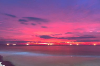 çarpıcı kırmızı günbatımı befor büyük fırtına Pabuk Karon Beach Phuket