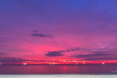 çarpıcı kırmızı günbatımı befor büyük fırtına Pabuk Karon Beach Phuket