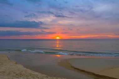 Karon Plajı'nda deniz kırmızı günbatımı yansıması