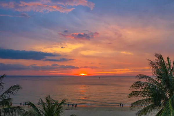 Schöner Sonnenuntergang Über Kokospalmen Karon Beach Phuket — Stockfoto