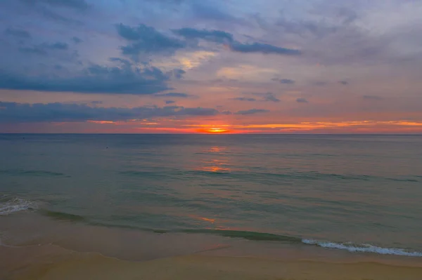 Riflesso Del Rosso Tramonto Sul Mare Sulla Spiaggia Karon — Foto Stock