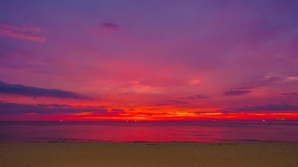 Reflejo Puesta Sol Roja Sobre Mar Playa Karon — Foto de Stock