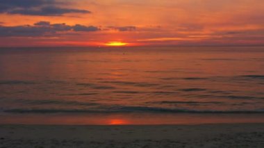 çarpıcı kırmızı günbatımı befor büyük fırtına Pabuk Karon Beach Phuket